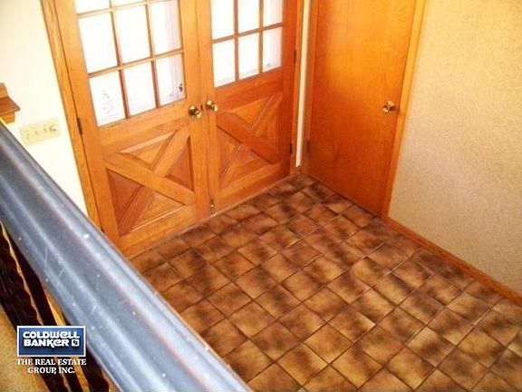 Large Foyer  Greets Your Guest