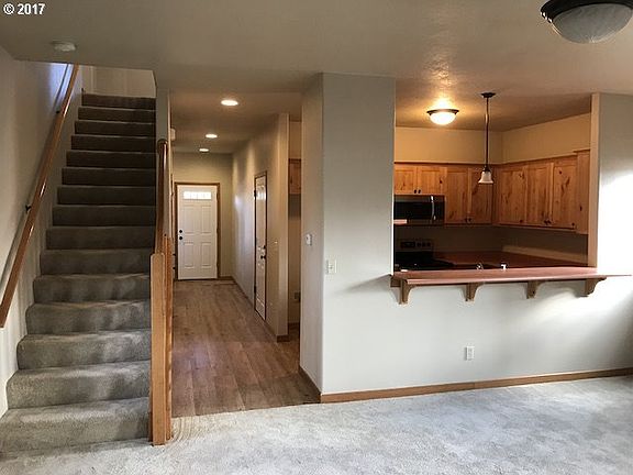 4th image of 319 NW Adams Ave