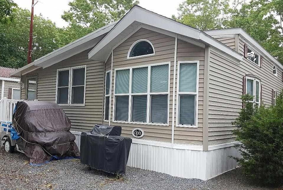 1st image of 252 Oak St