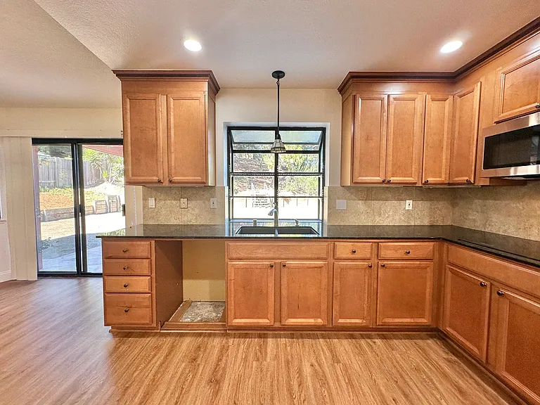 768 Rose Dr — Photo 10