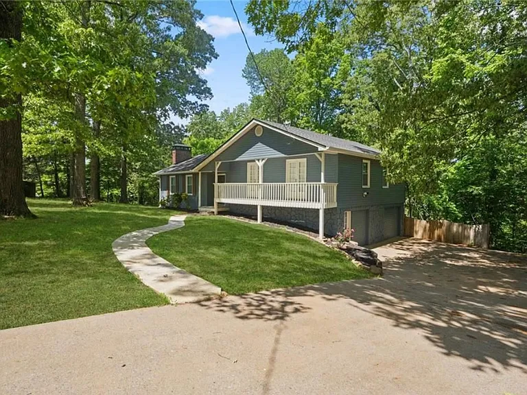 703 Navaho Ct — Photo 2