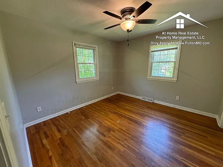 1304 Bradley Ln — Photo 16