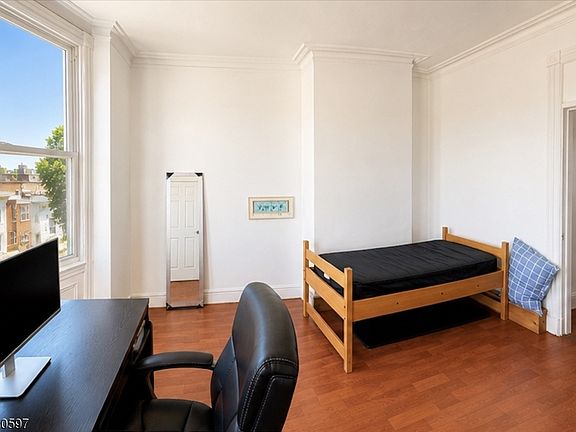 5th image of 143 Hopkins Ave