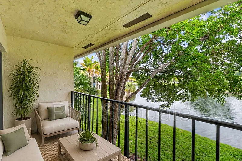 2 bed, 2.0 bath, 904 sqft, $1,900 — Photo 2
