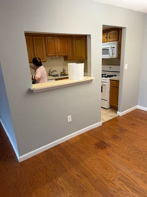 2 bed, 950 sqft, $2,400 — Photo 2
