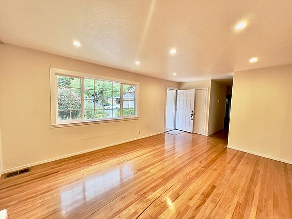 4th image of 143 Smithwood St