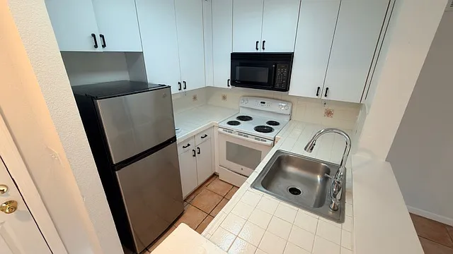 2 bed, 760 sqft, $2,650 — Photo 2
