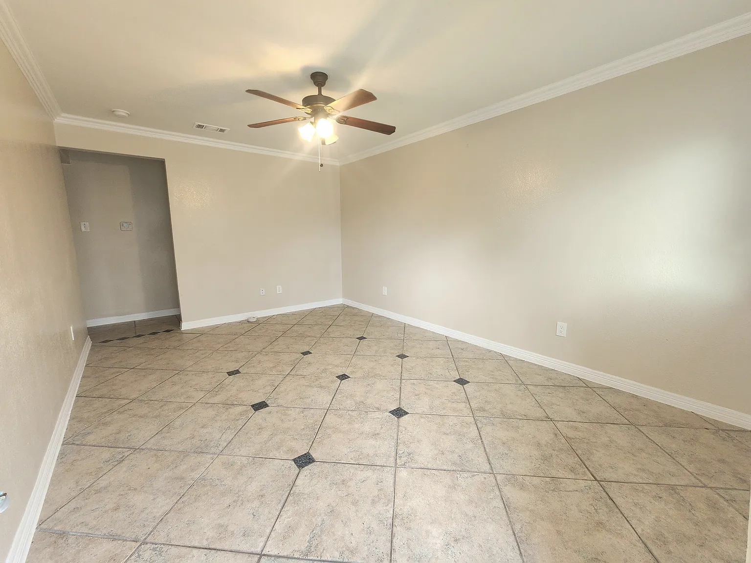 4 bed, 1426 sqft, $2,450 — Photo 3