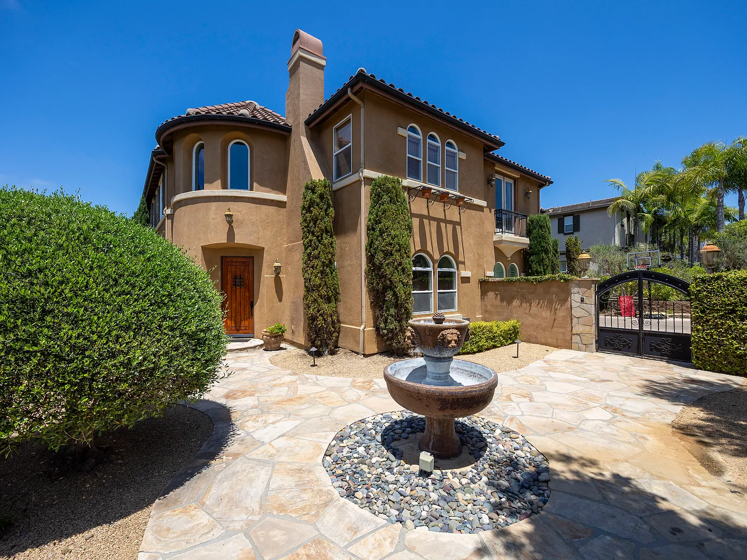 5 bed, 4.5 bath, 4318 sqft, $13,500 — Photo 3
