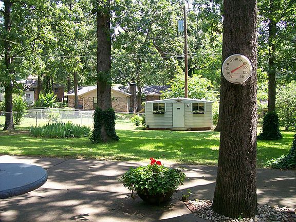 Spacious back yard with workshop/storage