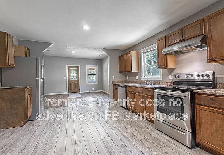 912 E Frederick St — Photo 4