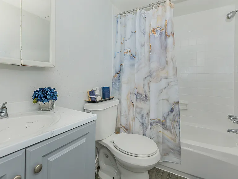 Valencia Grove Apartments — Photo 9