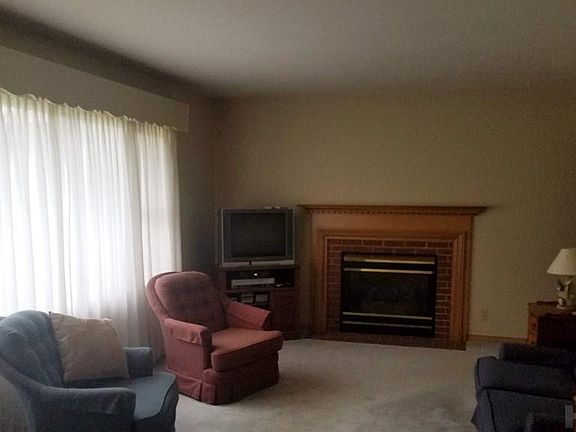3rd image of 208 W Hobart Ave