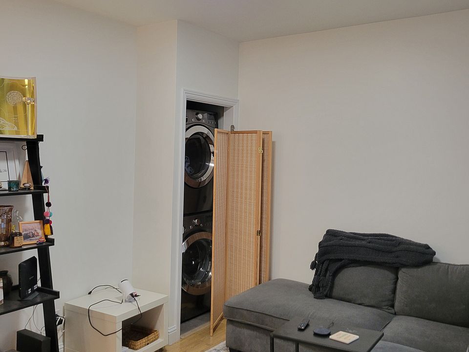 2nd image of 1637 Sacramento St APT 1