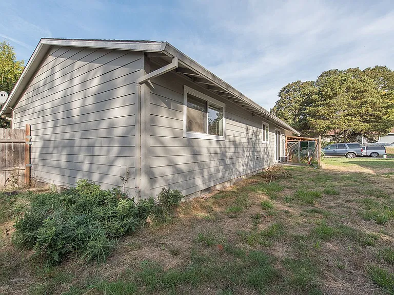 8020 SW Thorn St — Photo 11