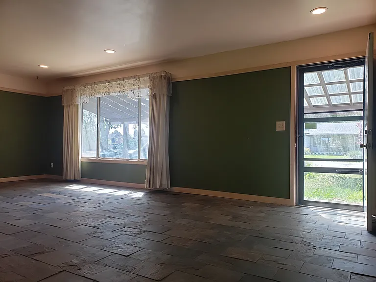 9712 N Shaw St — Photo 2
