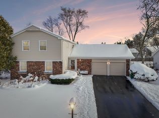 810 Silver Rock Ln, Buffalo Grove, IL 60089