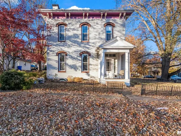 203 W Sheridan Rd, Petersburg, IL 62675