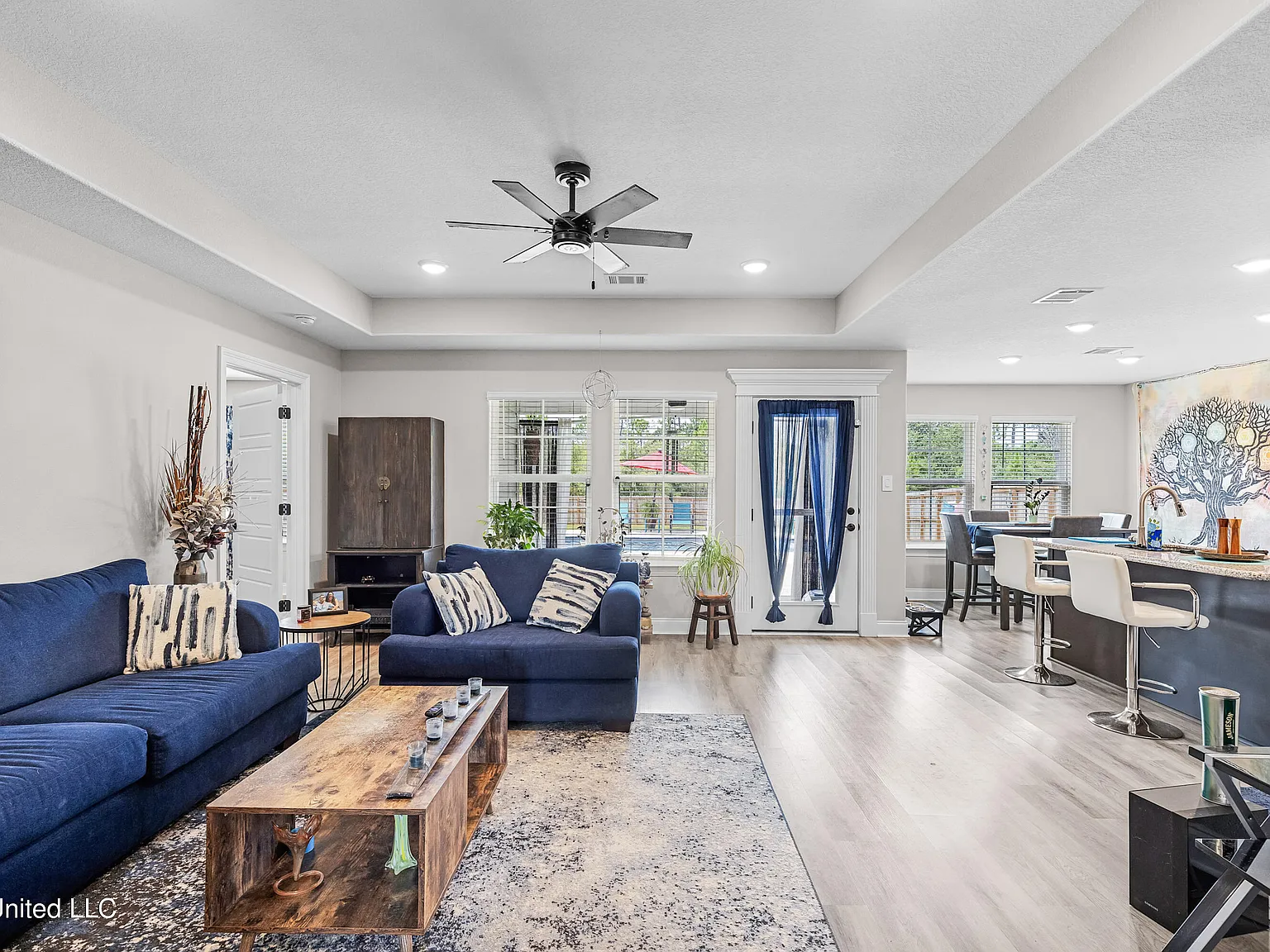 3 bed, 2.0 bath, 1386 sqft, $2,100 — Photo 4