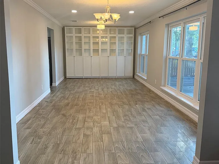 511 Rosewood Dr — Photo 3