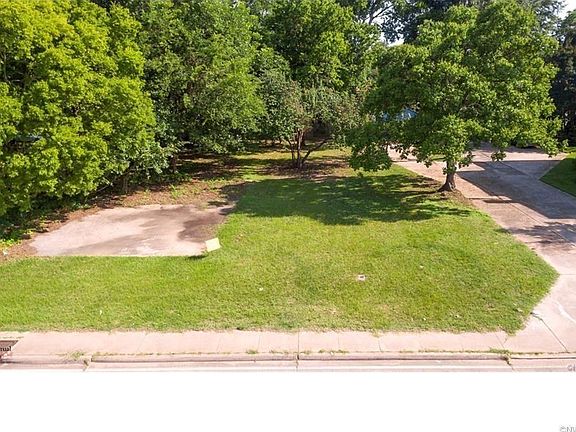 4th image of 1125 Kings Hwy