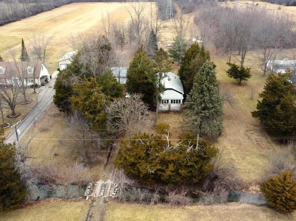 5489 Carleton Rockwood Rd, South Rockwood, MI 48179