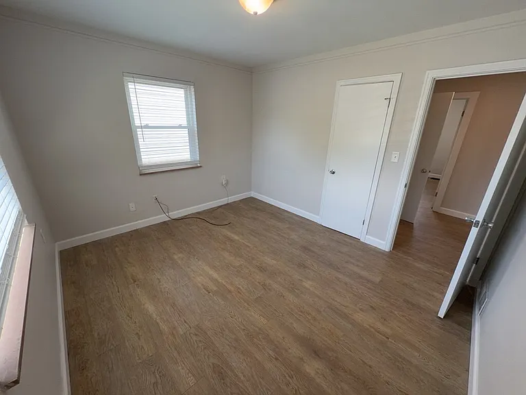 464 Cloverdale Ave — Photo 8