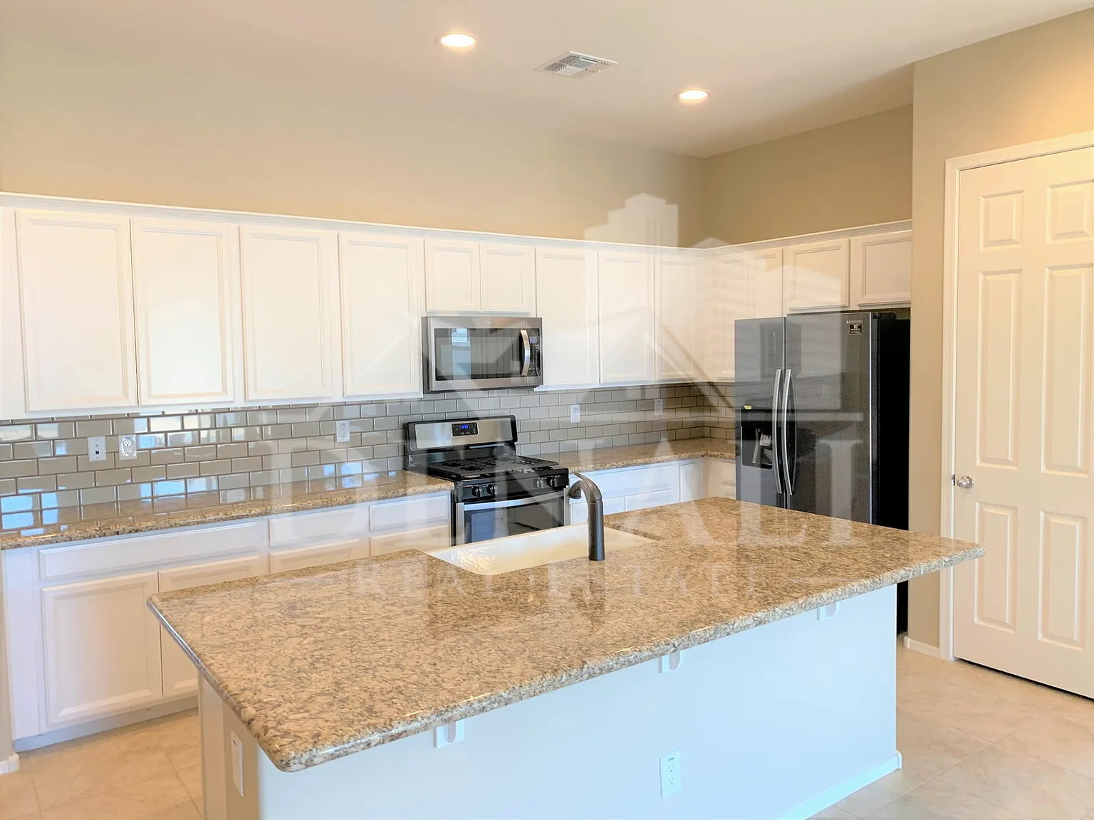 3 bed, 2.0 bath, 1935 sqft, $2,295 — Photo 3