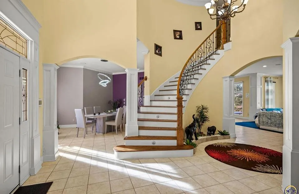 4 bed, 5545 sqft, $5,545 — Photo 2