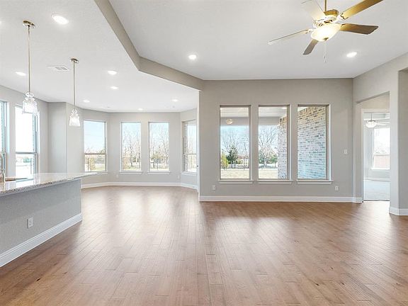 4th image of 298 Pebblebrook Ln