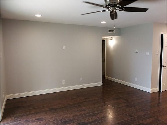 3rd image of 1402 Deepwood Dr
