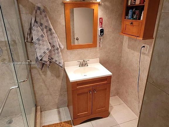 5th image of 2935 NE 163rd St APT 3G