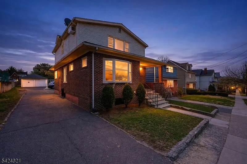 554 Kingsland Ave photo 1
