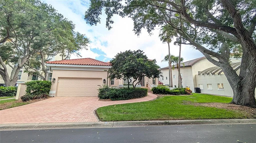 3 bed, 3.0 bath, 2928 sqft, $10,000 — Photo 2
