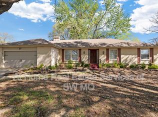 1341 E Walnut Lawn St, Springfield, MO 65804