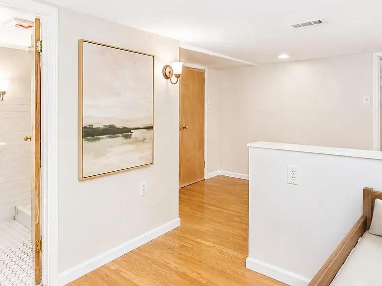 2332 Catharine St — Photo 47