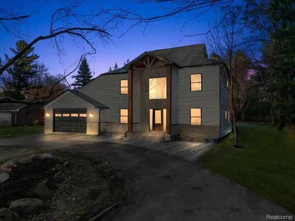 952 W Predmore Rd, Oakland, MI 48363