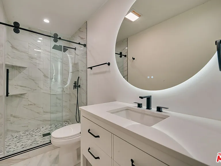 9042 Phyllis Ave #B — Photo 8