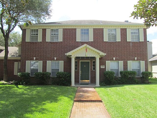 1st image of 425 Fairway Oaks St