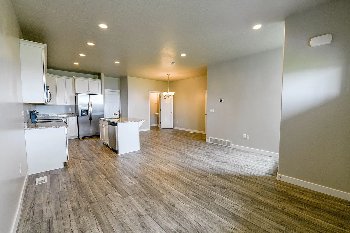 Building Photo - 1106 W Emerald Pools Ln