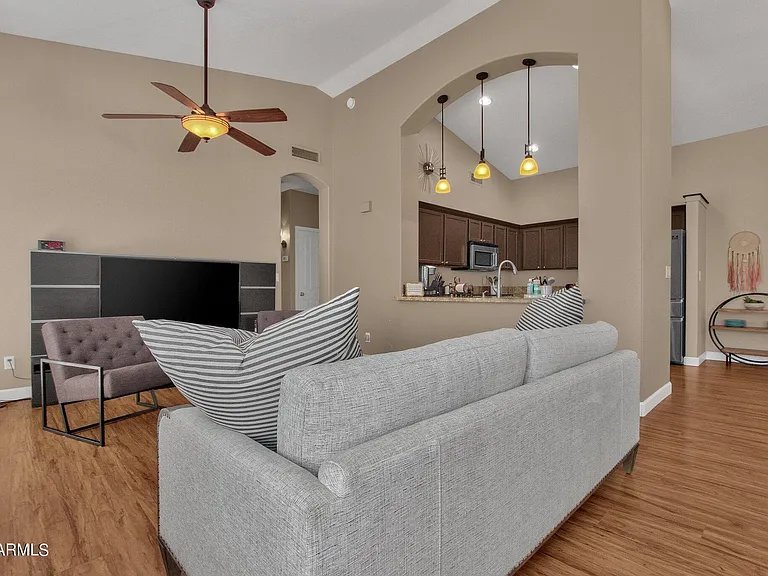 1138 E Amberwood Dr — Photo 16