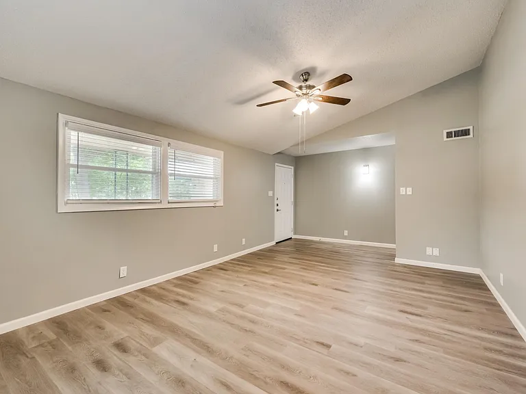 2402 Scotswood Dr — Photo 9