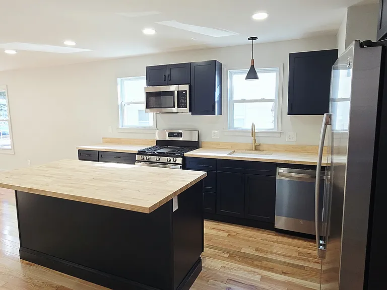 914 W 3rd St #1 — Photo 4