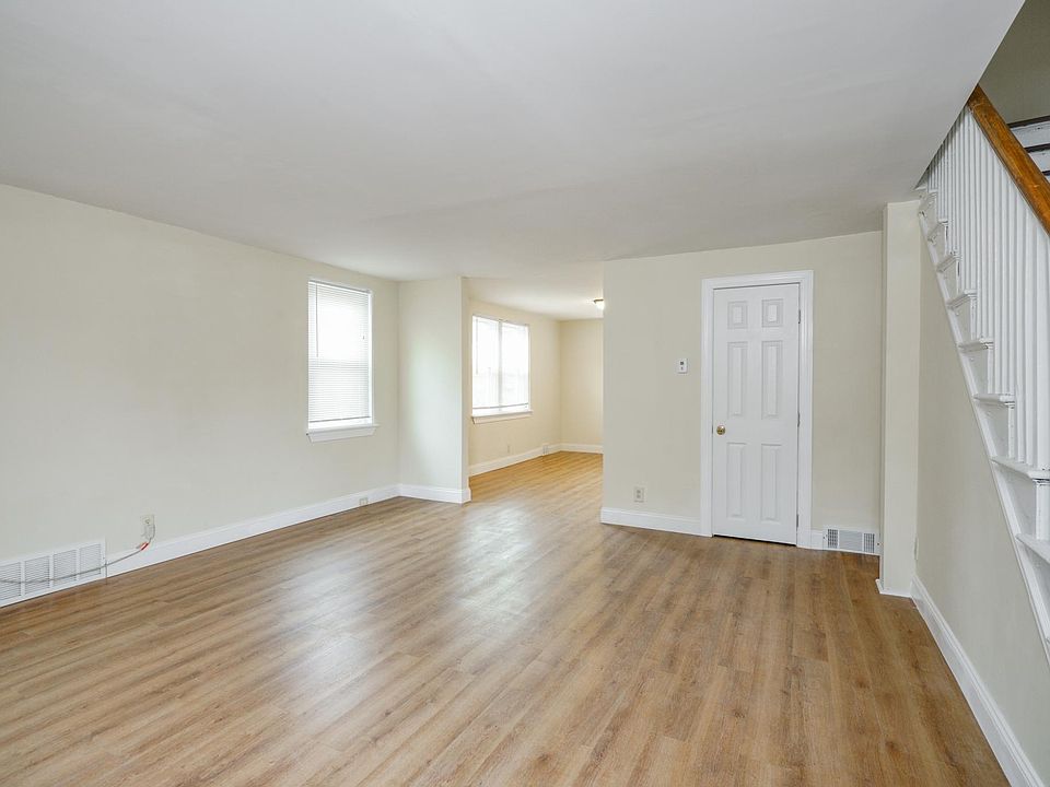 Living Room connecting to the dining room
