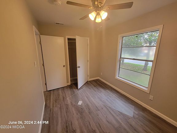 5th image of 2759 Village Green Dr