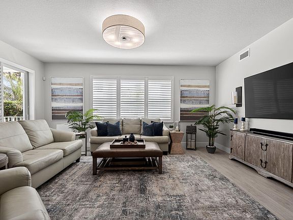 5th image of 915 Bay Colony Drive S
