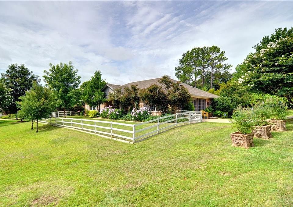 1st image of 1121 W Lake Dr