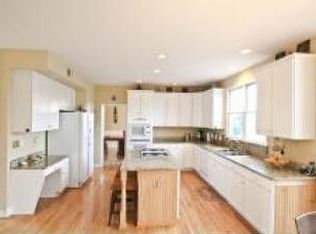 2 Neshanic Dr, Ringoes, NJ 08551