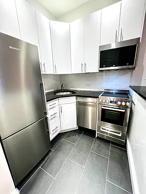 Rented by Salon Realty Corp | media 8