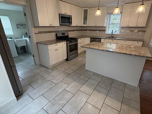 4th image of 217 Simpson Rd